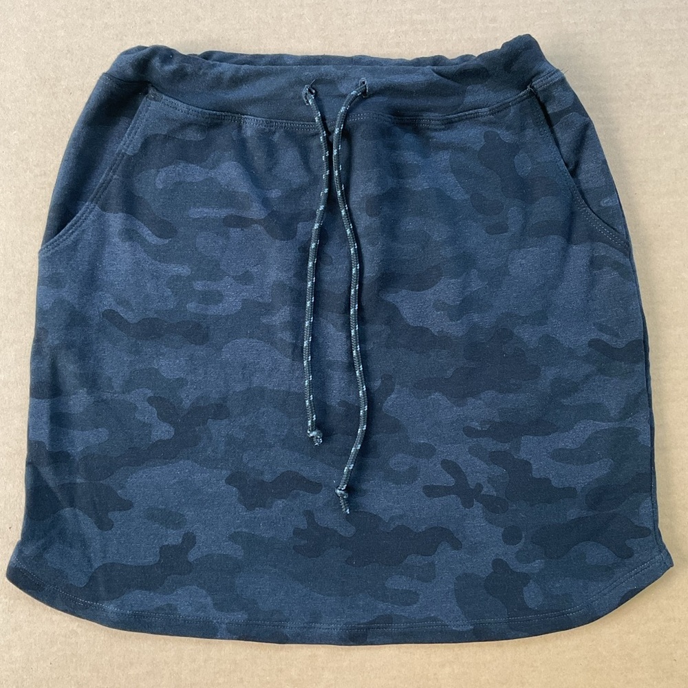 Sundry for Evereve Saturday Sporty Gorpcore Skirt in Black Camo Size 1